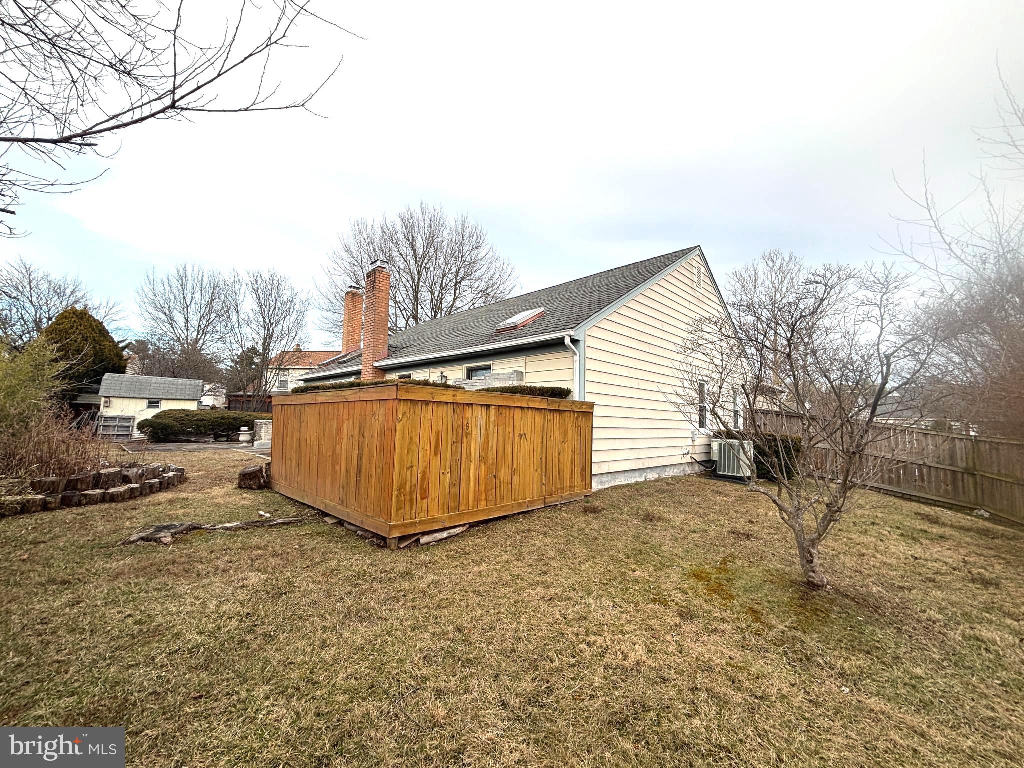 COUNTRY CLUB MANOR - Residential