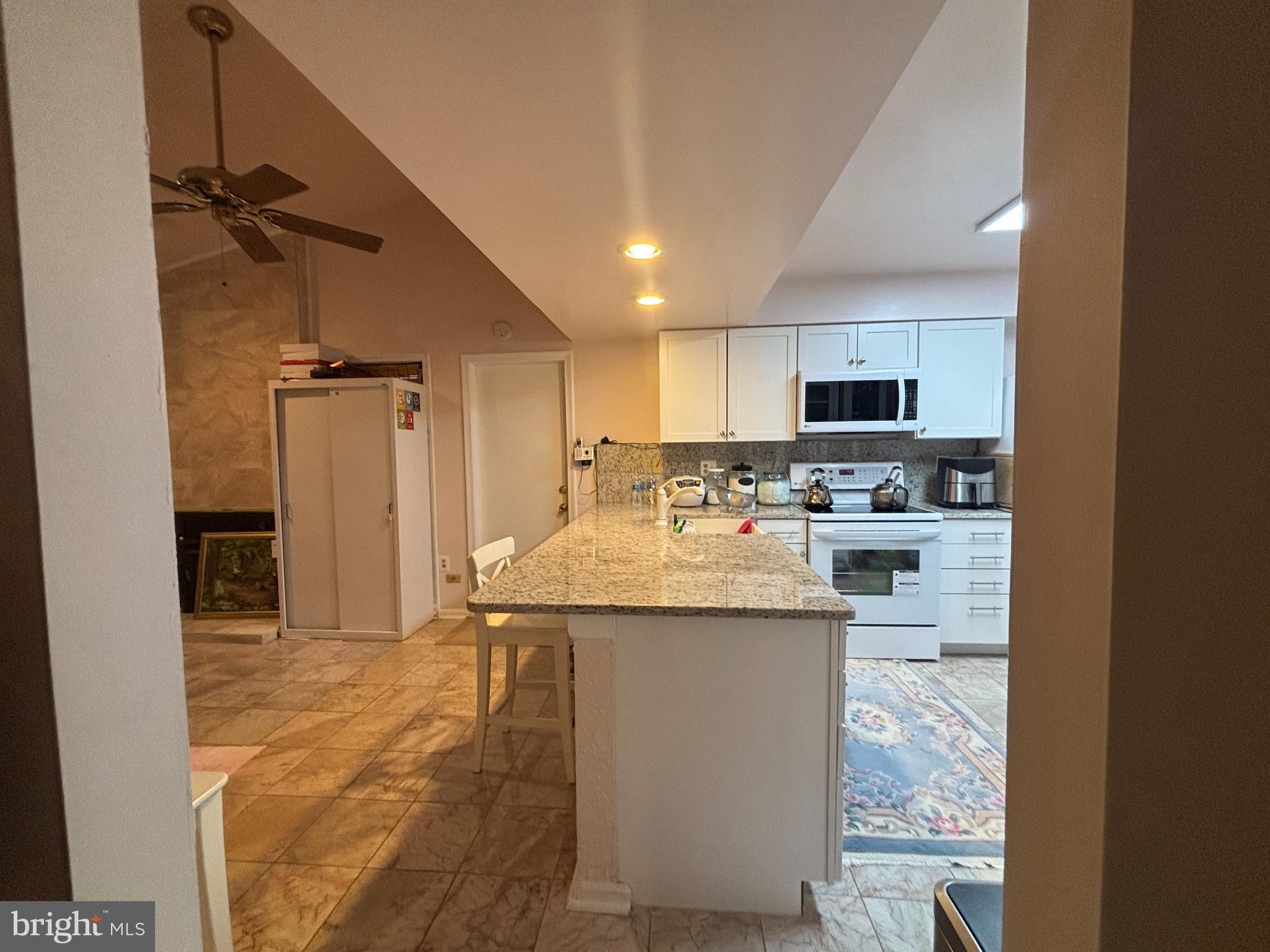 COUNTRY CLUB MANOR - Residential