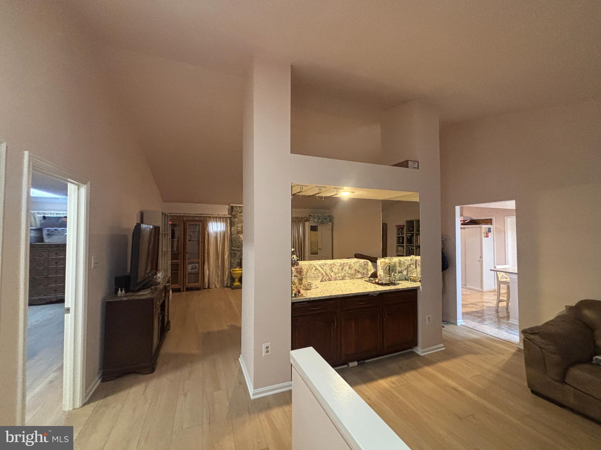 COUNTRY CLUB MANOR - Residential