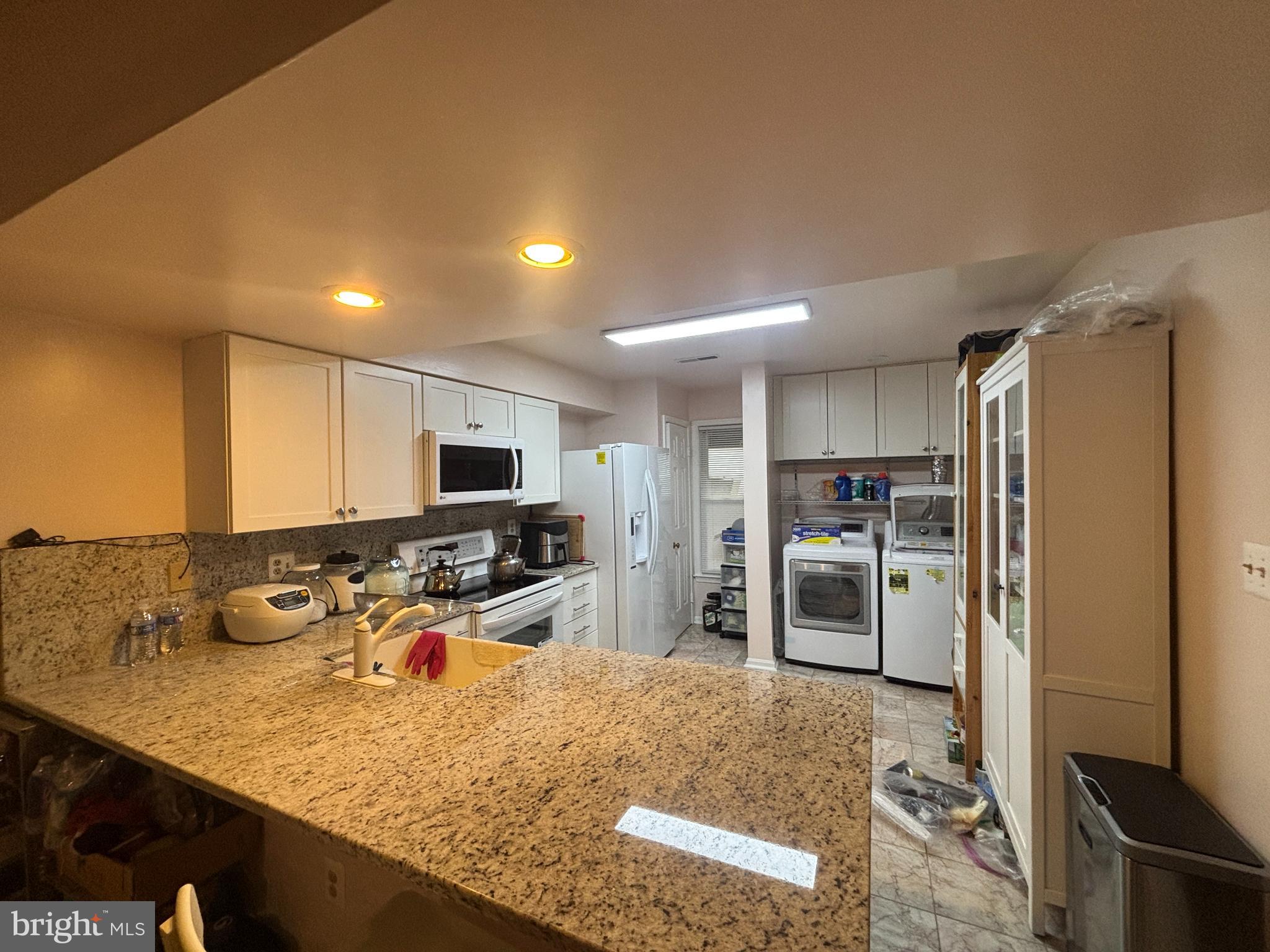 COUNTRY CLUB MANOR - Residential