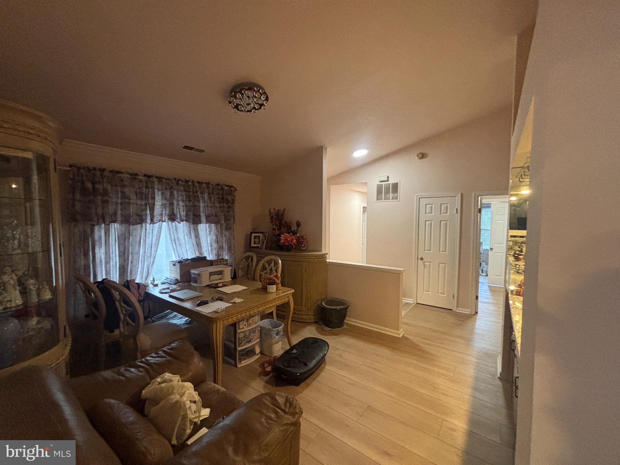 COUNTRY CLUB MANOR - Residential