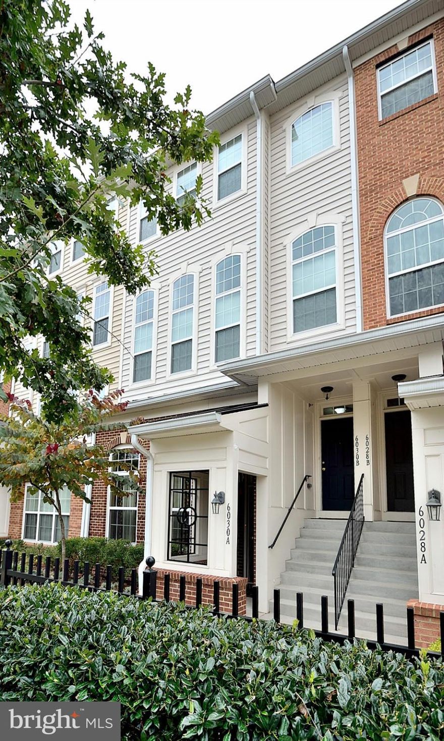 Buyer financing fell through - Back on market -  Newer Luxury Townhome in the heart of Centreville. Tons of upgrades include hardwood floors, gourmet kitchen w/ SS appliances, Granite counter tops, open floor plan, and Fireplace in Family Room. HUGE Master Bedroom w/ 2 Walk-in Closets, Master Bath w/ Soaking Tub and Sep. Shower. Commuters Dream, 2 Min from RT. 66 & RT. 28* Motivated Seller!!!