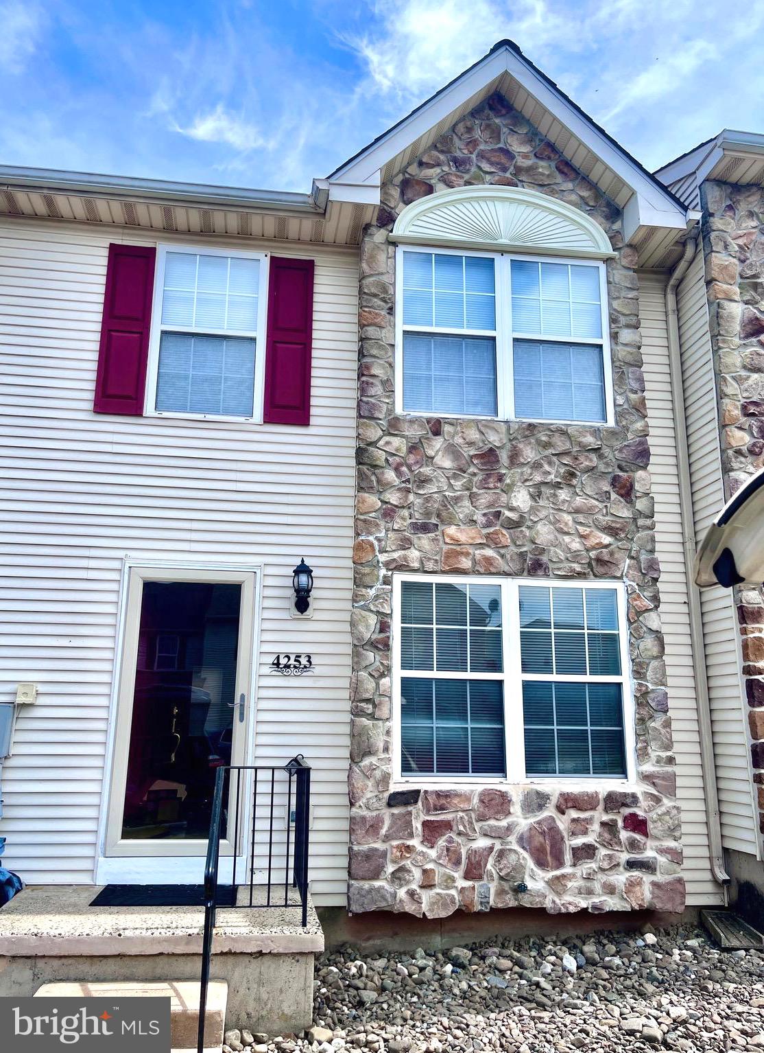 FAIRLAWN COURT - Residential