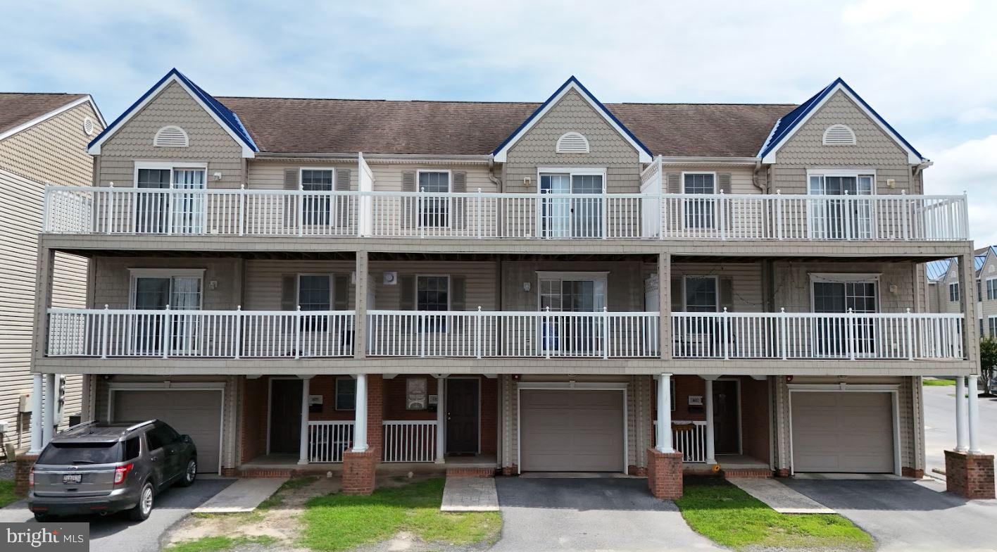 This water front property features 3 bedrooms and 3.5 bathrooms within a total of 1,950 square feet. The living room offers ample space for relaxation and entertainment, while each bedroom provides comfortable accommodations with adequate storage. The bathrooms include a combination of tub and shower facilities. The exterior is well-maintained, providing a welcoming entrance. This property is suitable for those seeking a spacious and functional living environment.