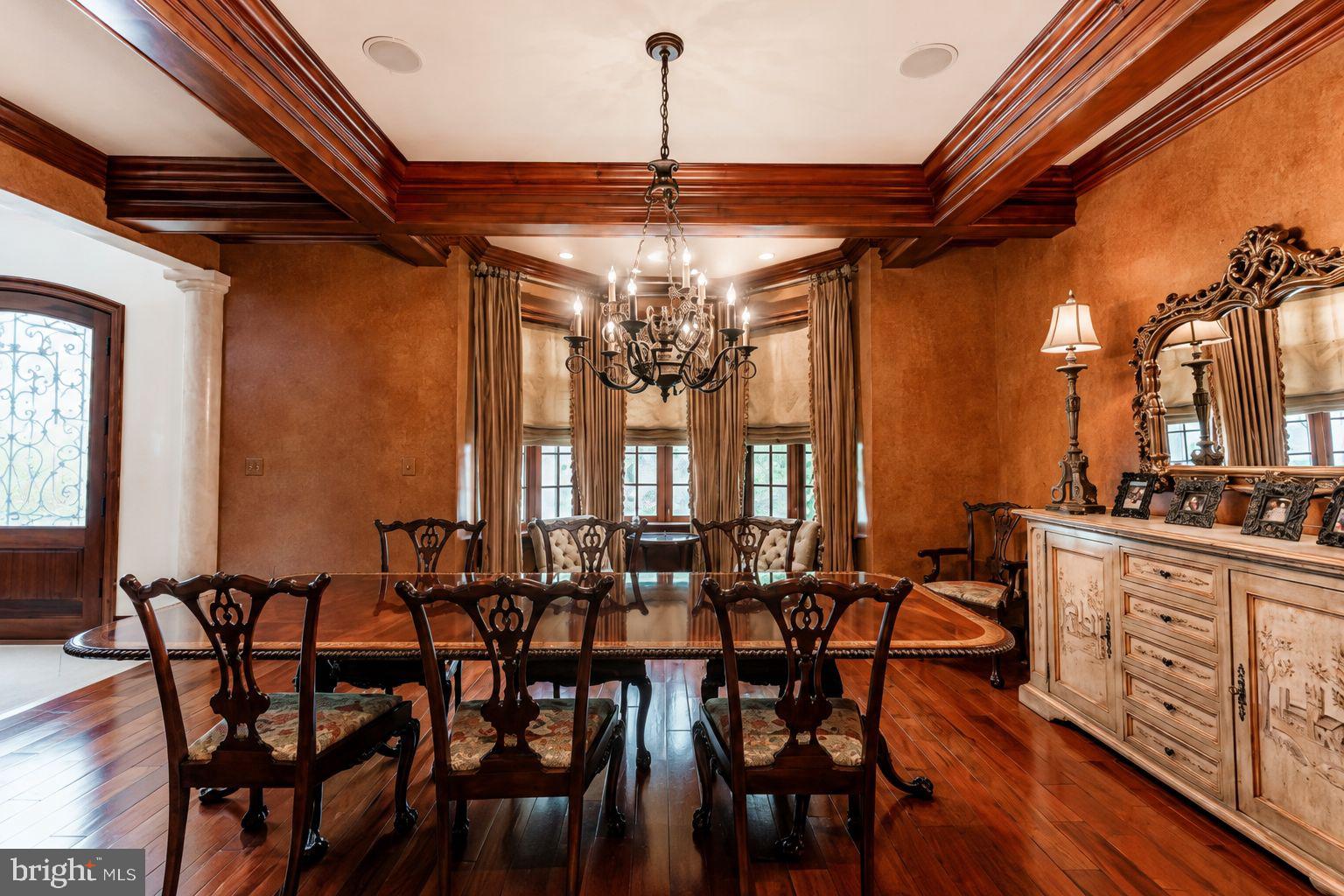 QUEEN VILLAGE - Residential