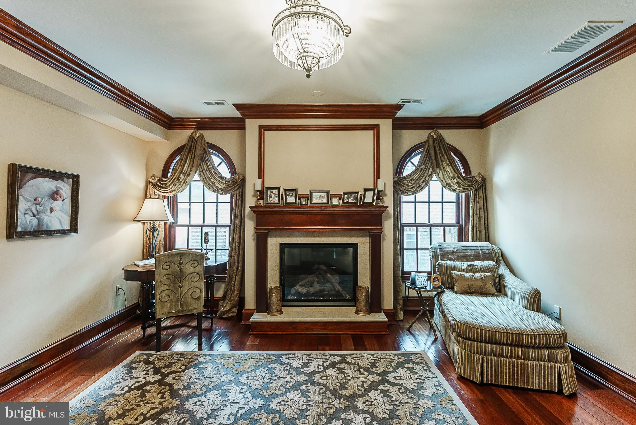 QUEEN VILLAGE - Residential