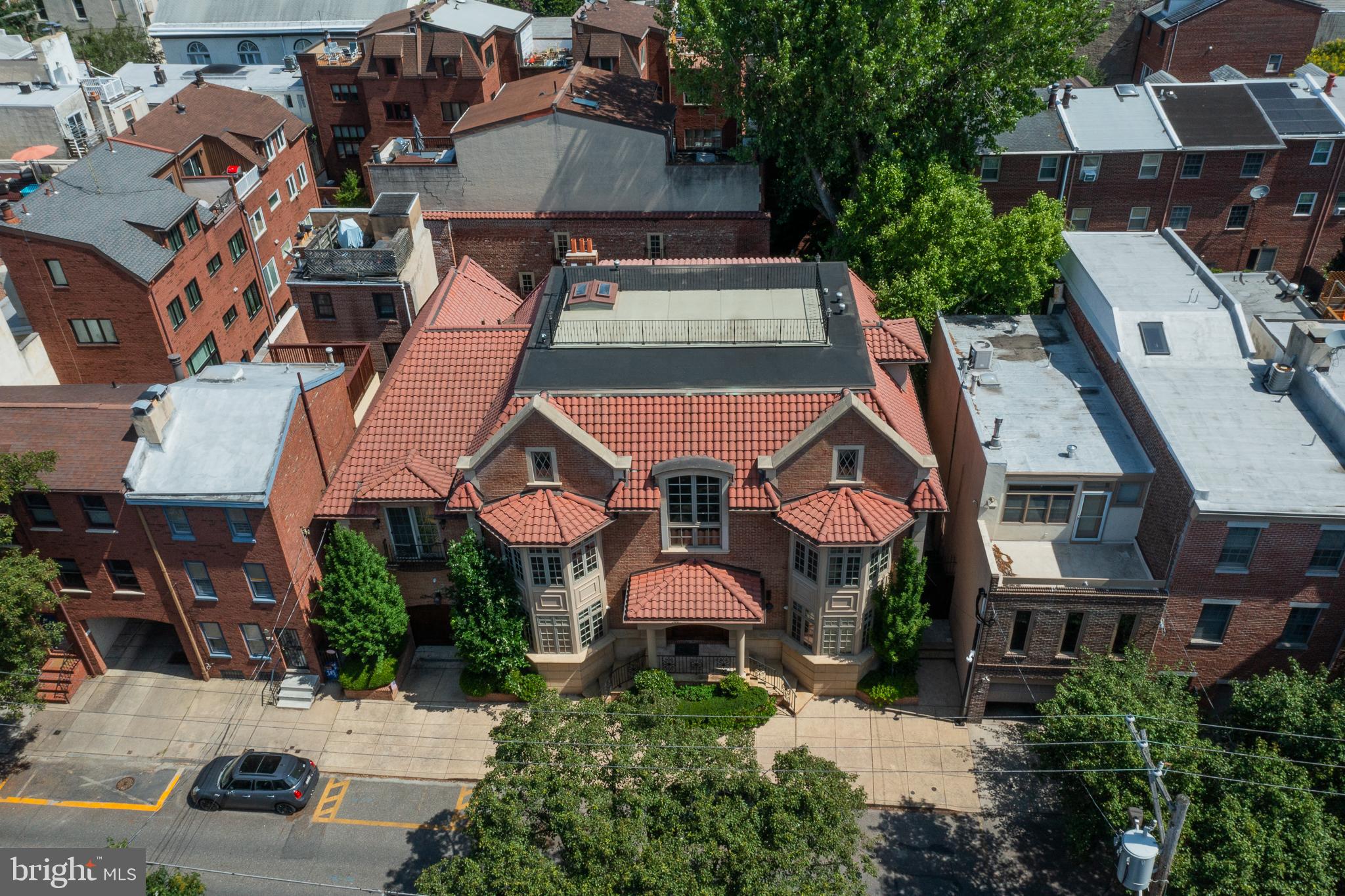 QUEEN VILLAGE - Residential