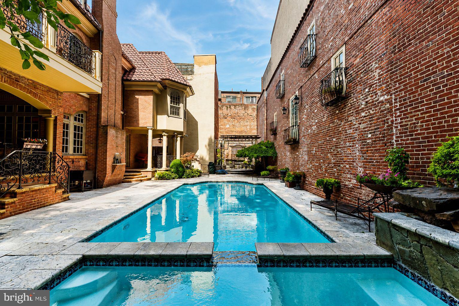 QUEEN VILLAGE - Residential