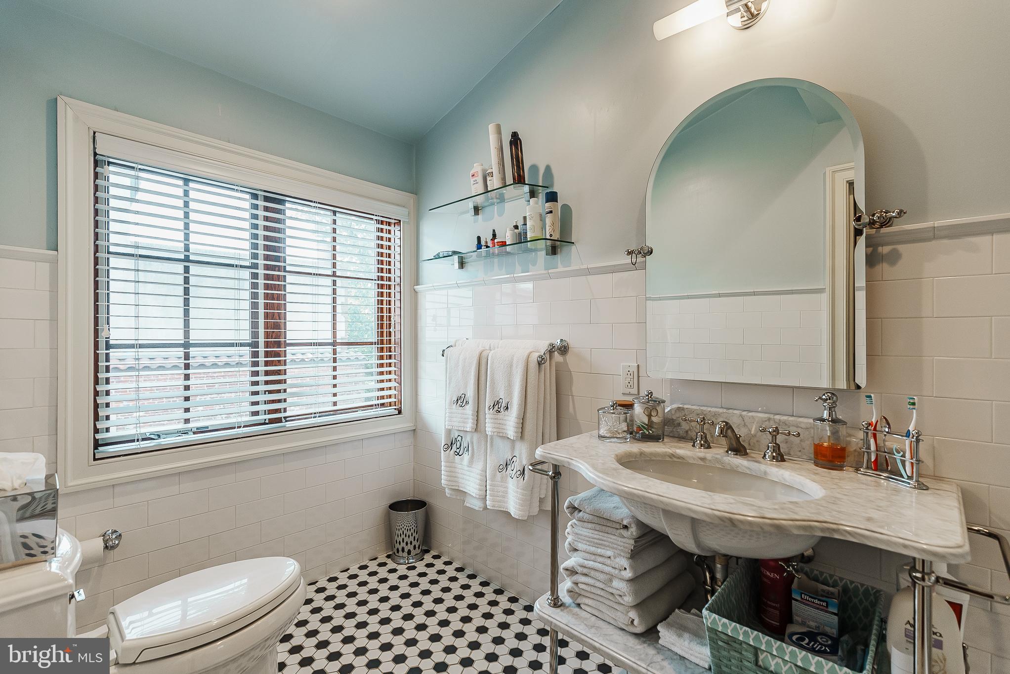 QUEEN VILLAGE - Residential