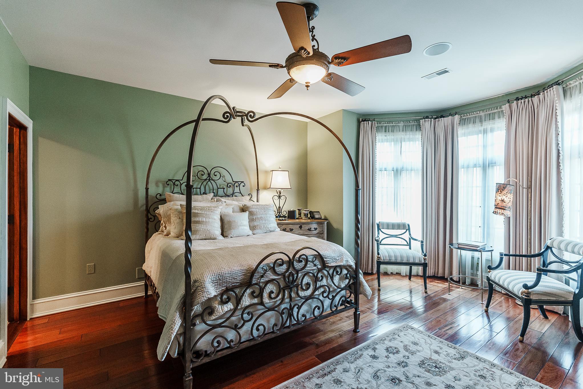 QUEEN VILLAGE - Residential