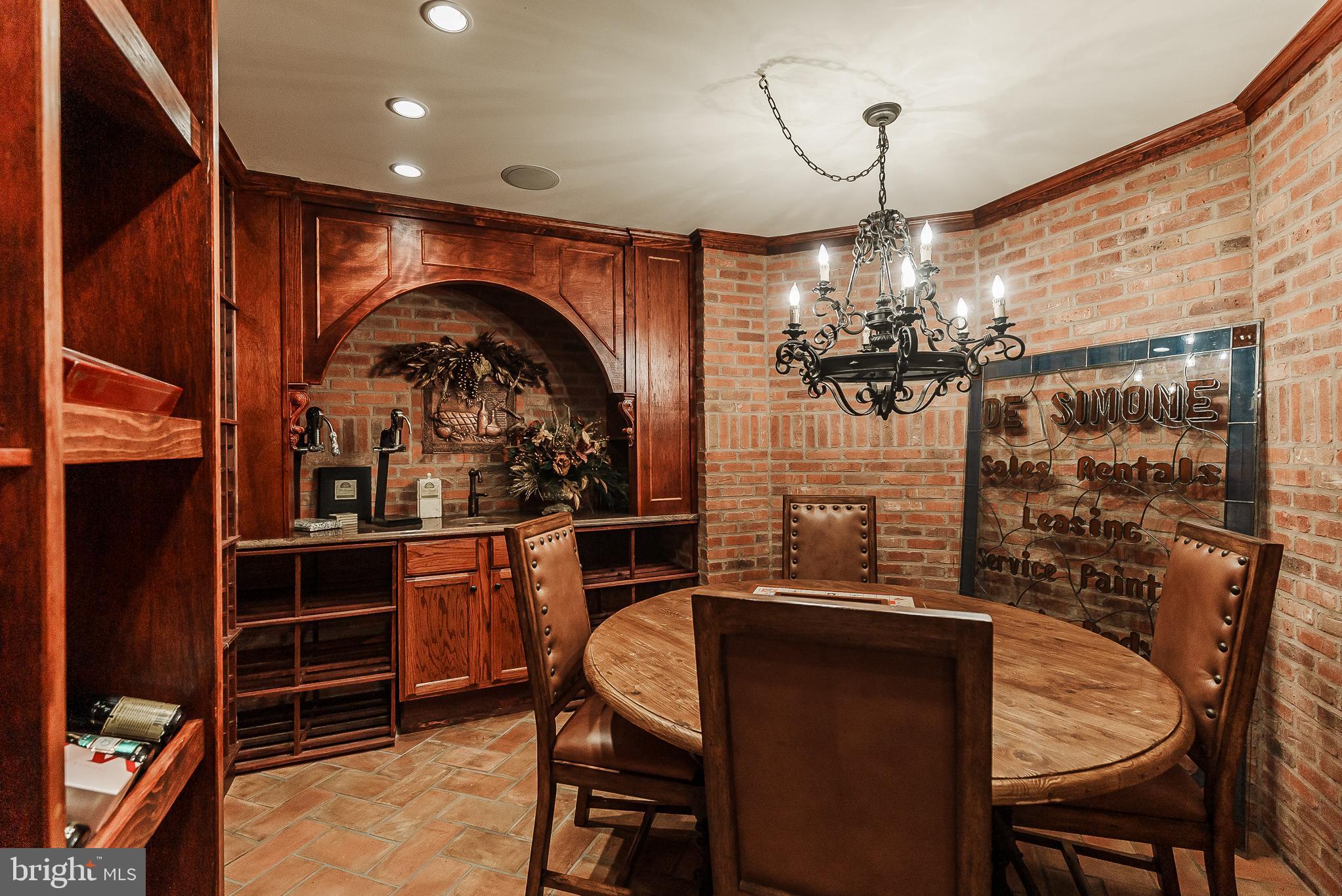 QUEEN VILLAGE - Residential