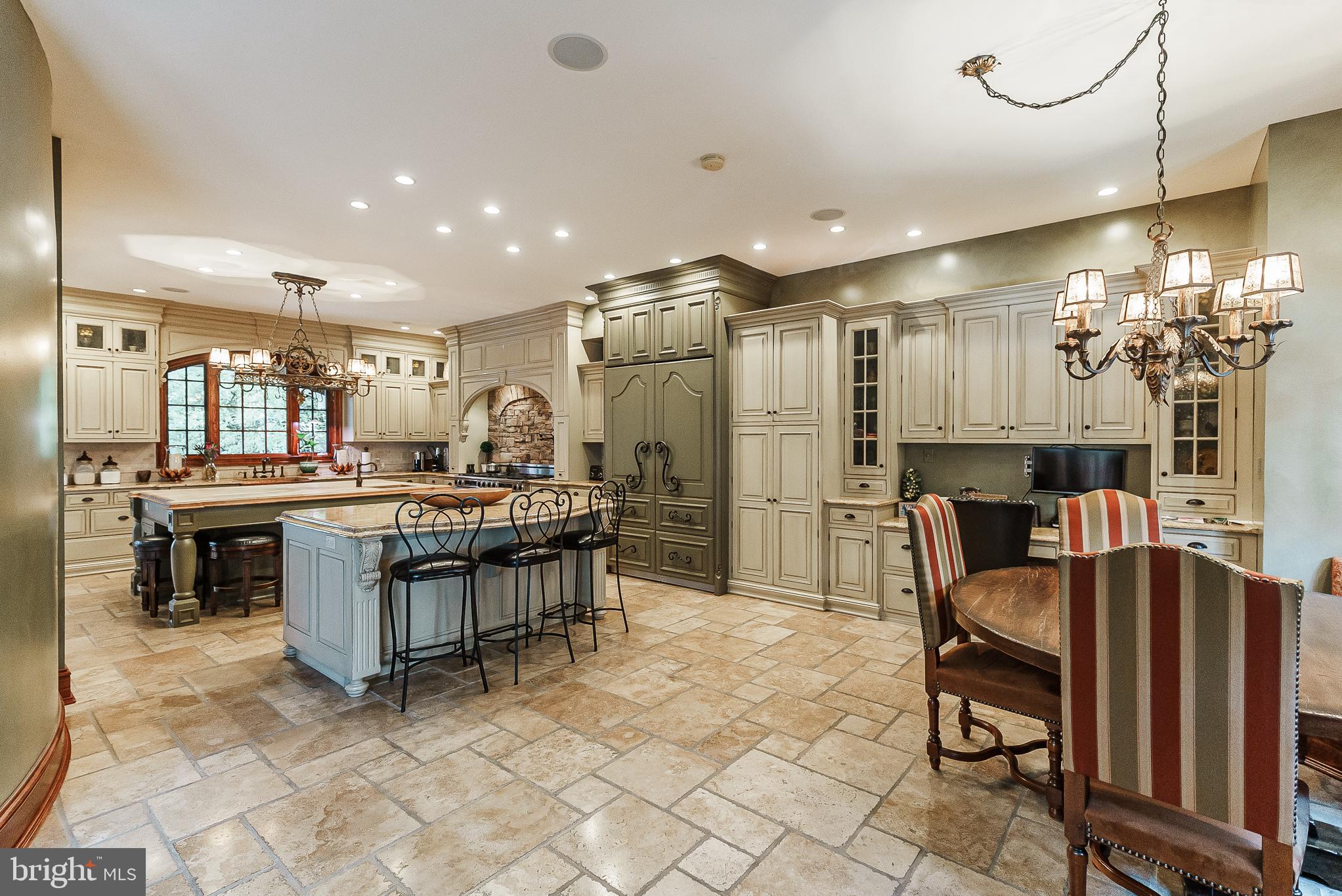QUEEN VILLAGE - Residential