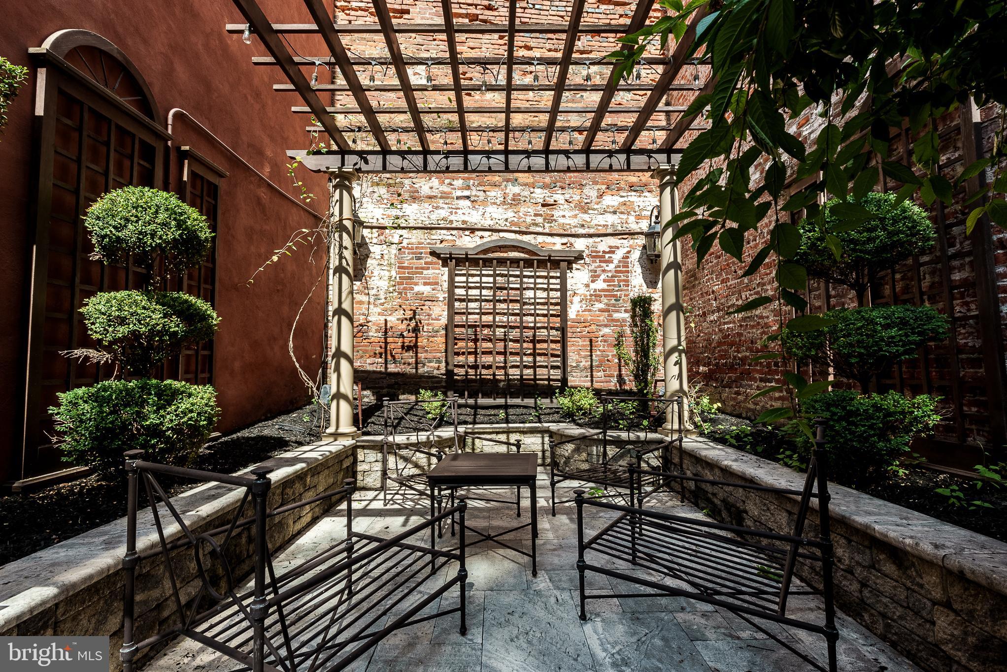 QUEEN VILLAGE - Residential
