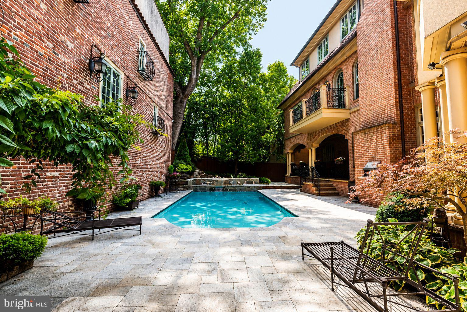 QUEEN VILLAGE - Residential