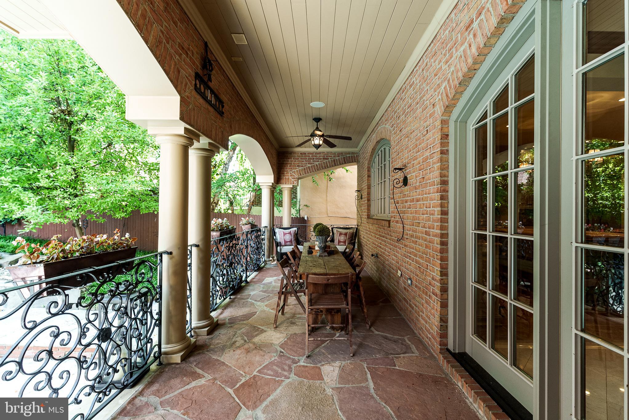 QUEEN VILLAGE - Residential