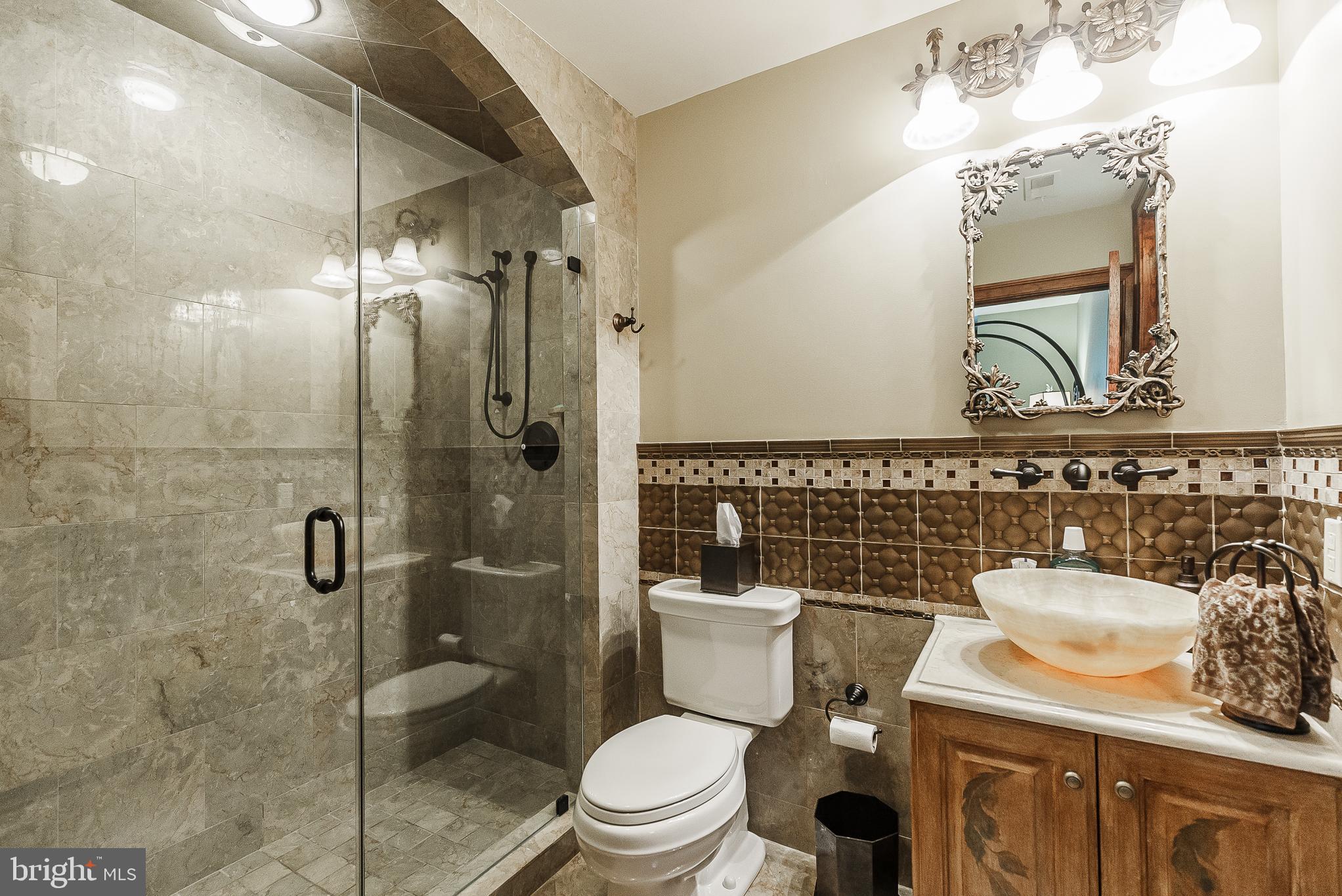 QUEEN VILLAGE - Residential