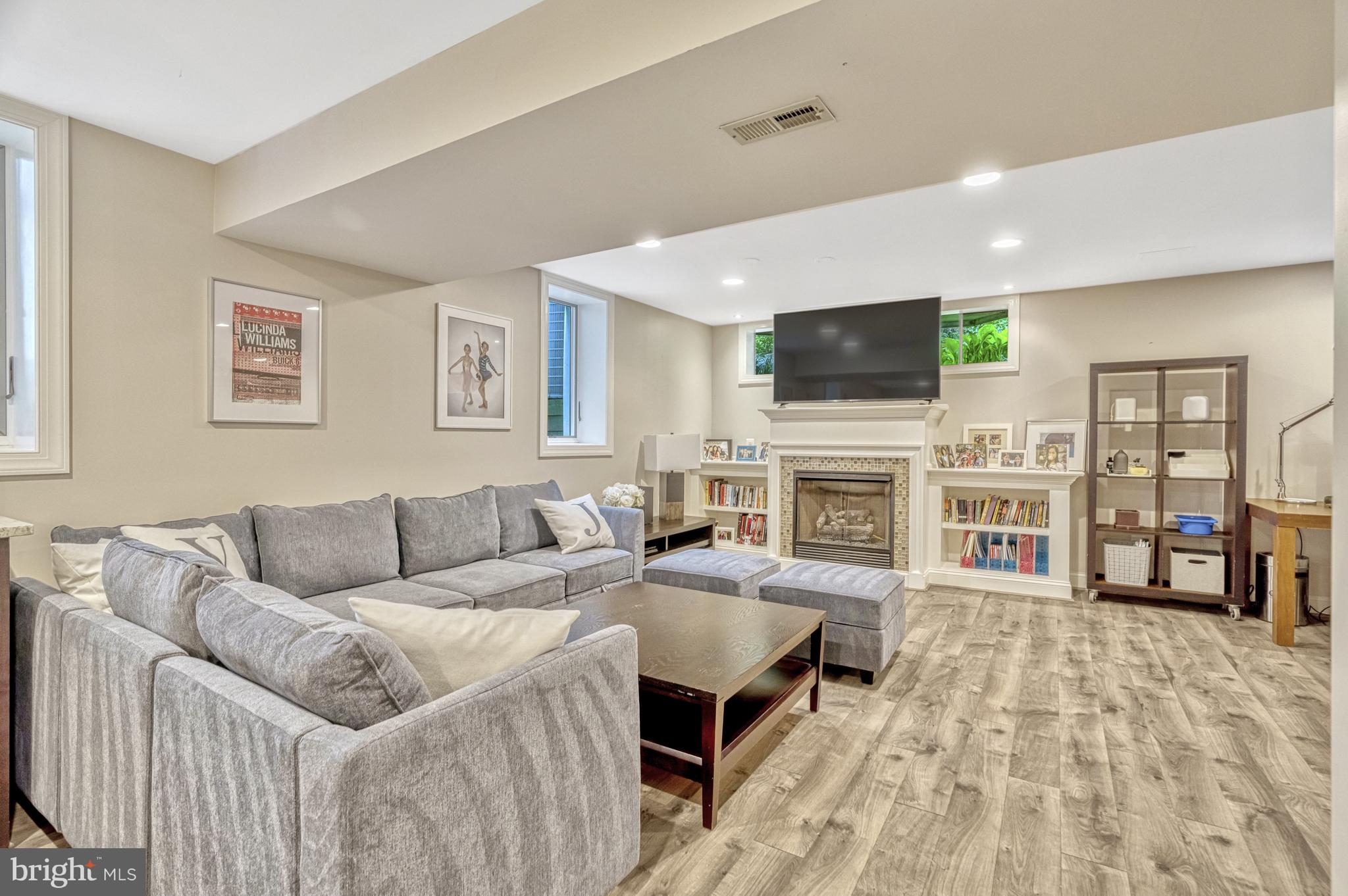 OAKTON GROVE - Residential Lease