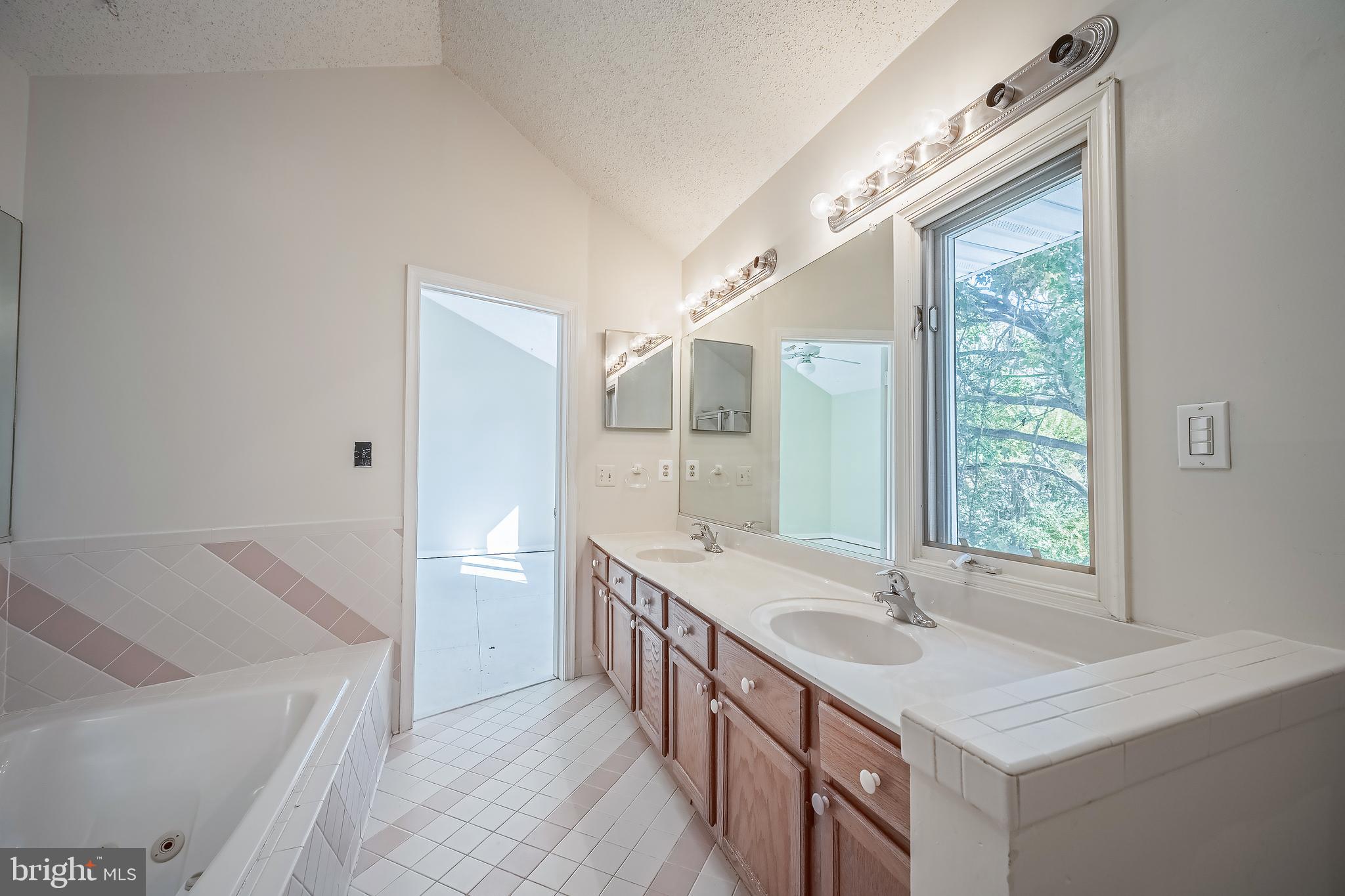 FEATHERSTONE TERRACE - Residential