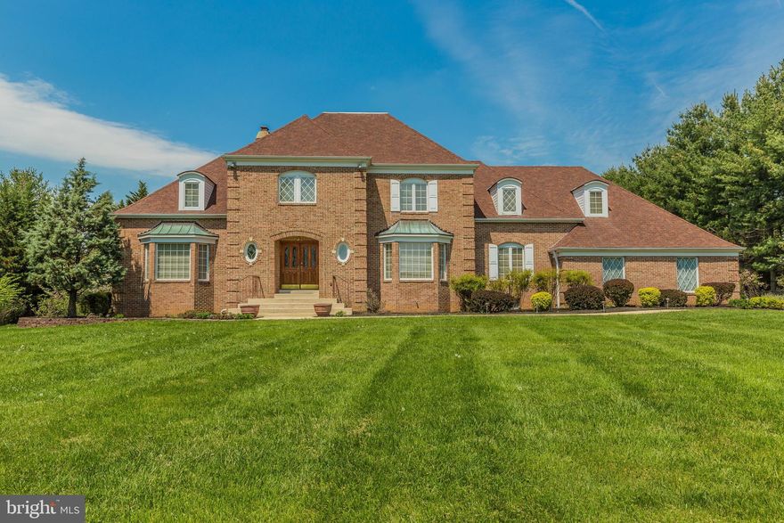 STUNNING 5BD, 5BA HOME! - WALK INTO THE BREATHTAKING 2 STORY FOYER. EAT IN KITCHEN, FORMAL DINING ROOM, FAMILY ROOM, BEAUTIFUL FIREPLACE, OFFICE ON FIRST FLOOR, ENCLOSED SUNROOM WITH BRICK PIZZA OVEN, GREAT FOR ENTERTAINING. 3 CAR GARAGE SITE ON PRIVATE 2.5 ACRES.