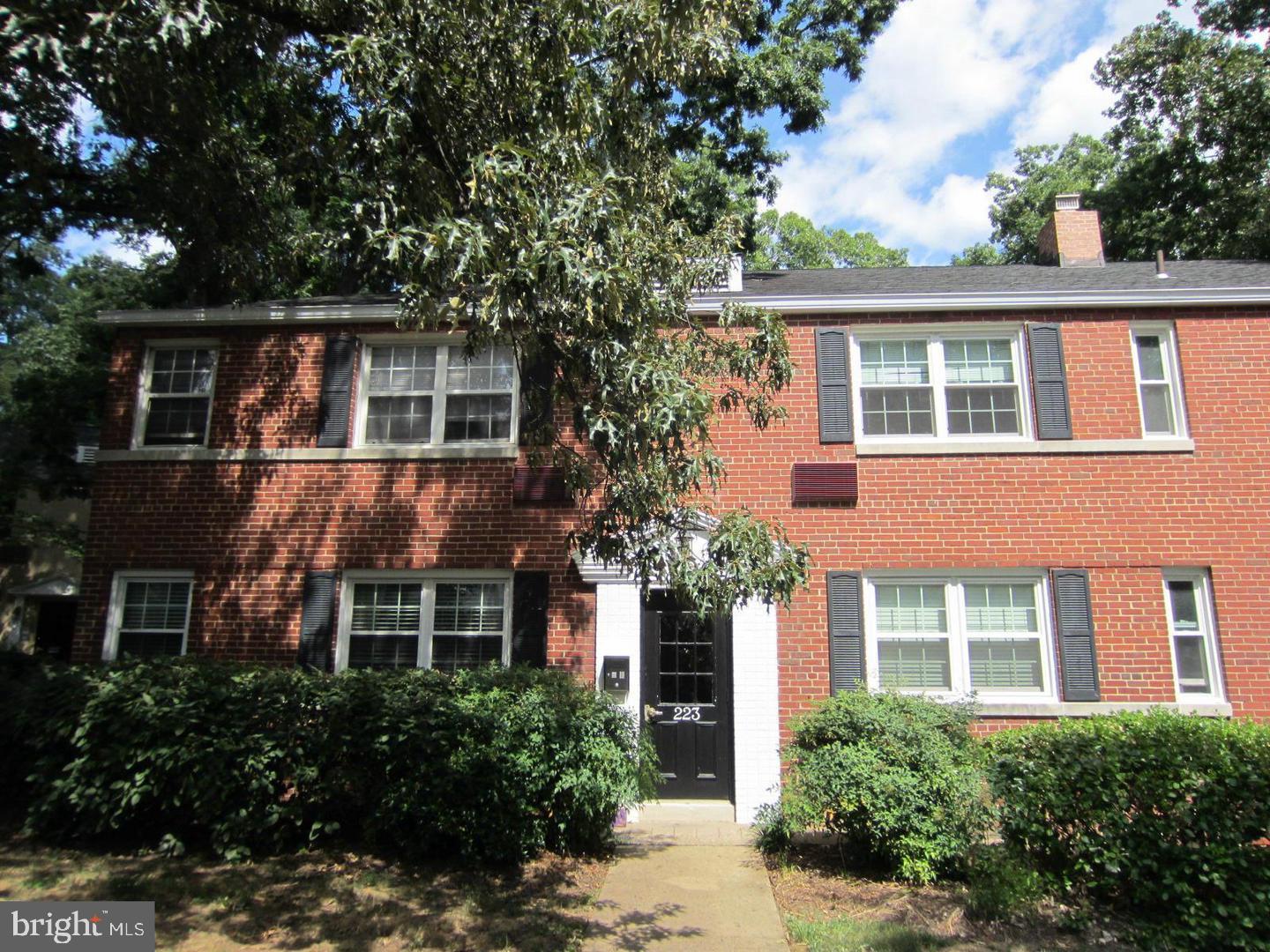 ARLINGTON OAKS - Residential Lease