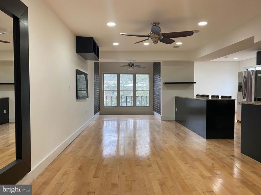 FULLY RENOVATED 2BR 2BA CONDO IN GREENBRIAR. NEW KITCHEN CABINETS, NEW GRANITE COUNTER TOP, NEW HARDWOOD FLOORS, NEW CARPET, NEW LIGHTS, NEW VANITIES, NEW GRANITE TOPS, UPDATED BATHS, NEW DOORS, & FRESH PAINT. NEW ENERGY EFFICIENT WINDOWS! TOP FLOOR CONDO! BEST FLOOR PLAN IN GREENBRIAR! MOVE IN READY! AVAILABLE IMMEDIATELY!