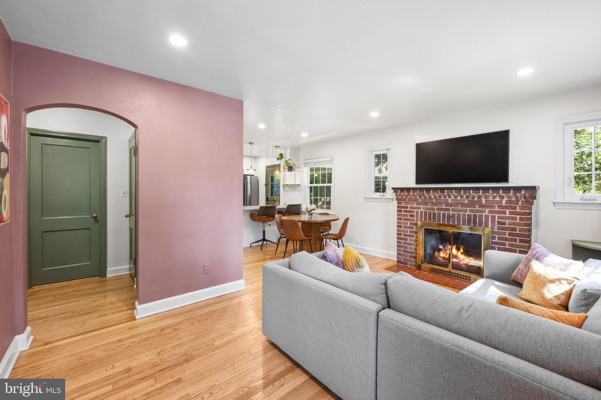 403 WILLIAMSBURG DRIVE N