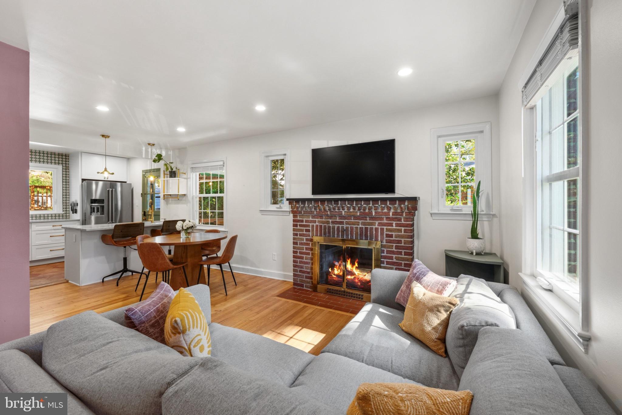 403 WILLIAMSBURG DRIVE N