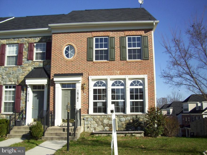 BRIGHT AND SUNNY BEAUTIFUL END UNIT TOWNHOME IN RIVER OAKS COMMUNITY WITH MANY UPDATES*LOWER LEVEL HAS BR, FULL BATH, SEPARATE WASHER/DRYER & REC RM*MAIN LEVEL SPORTS A LIVING RM, DINING RM, FAMILY RM, HARDWOOD FLOORS, NEWLY BUILT DECK & UPDATED KITCHEN*UPPER LEVEL HAS 3 BRS & 2 BATHS. CLOSE TO SHOPPING, SCHOOLS & RESTAURANTS. UPGRADES: BASEMENT (WET BAR, CABINETS, RECESS LIGHTING 2015, DECK 2016, KITCHEN (GRANITE COUNTERS, CABINETS, APPLIANCE 2017).