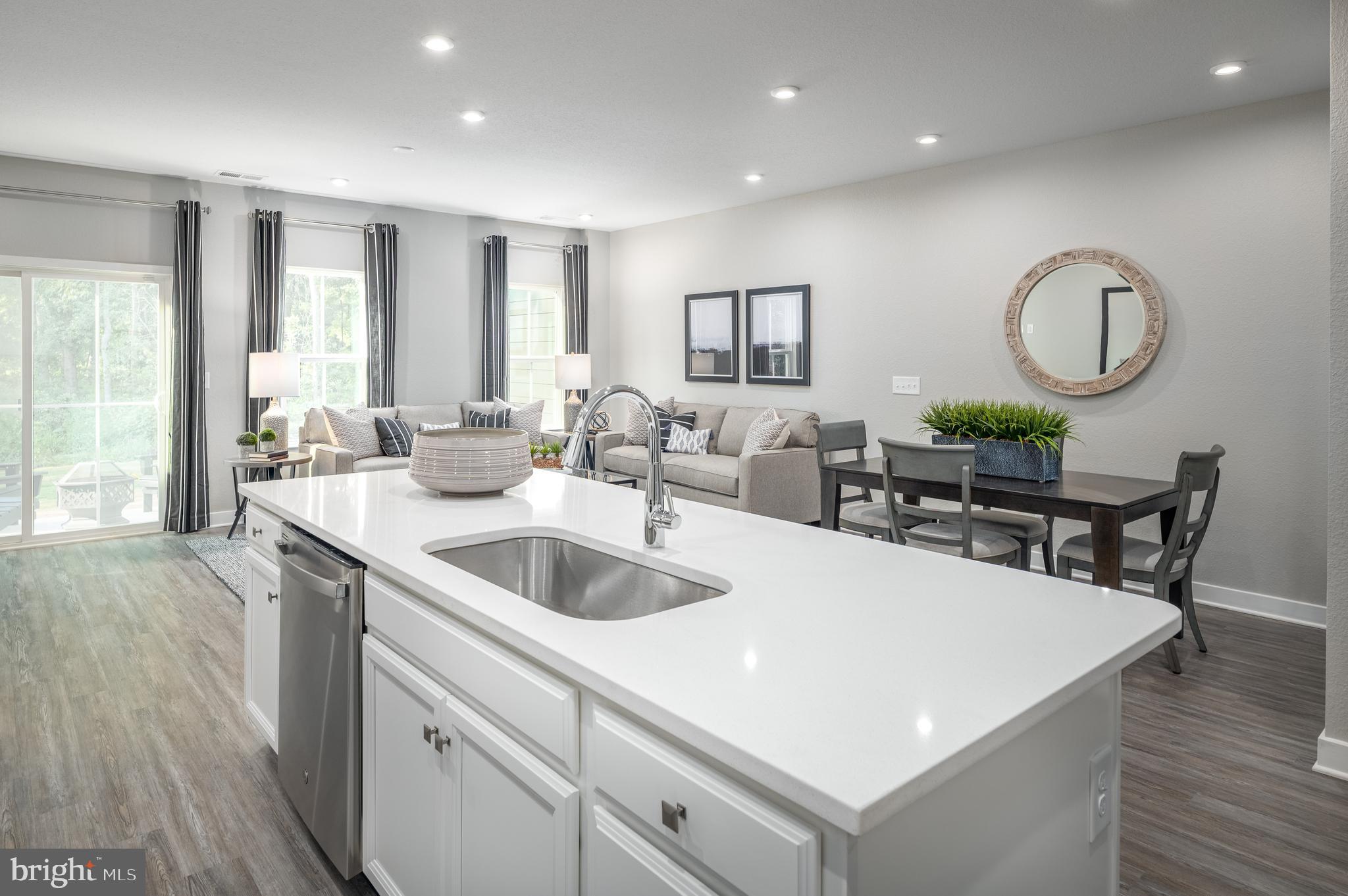 ROLLING HILLS - Residential