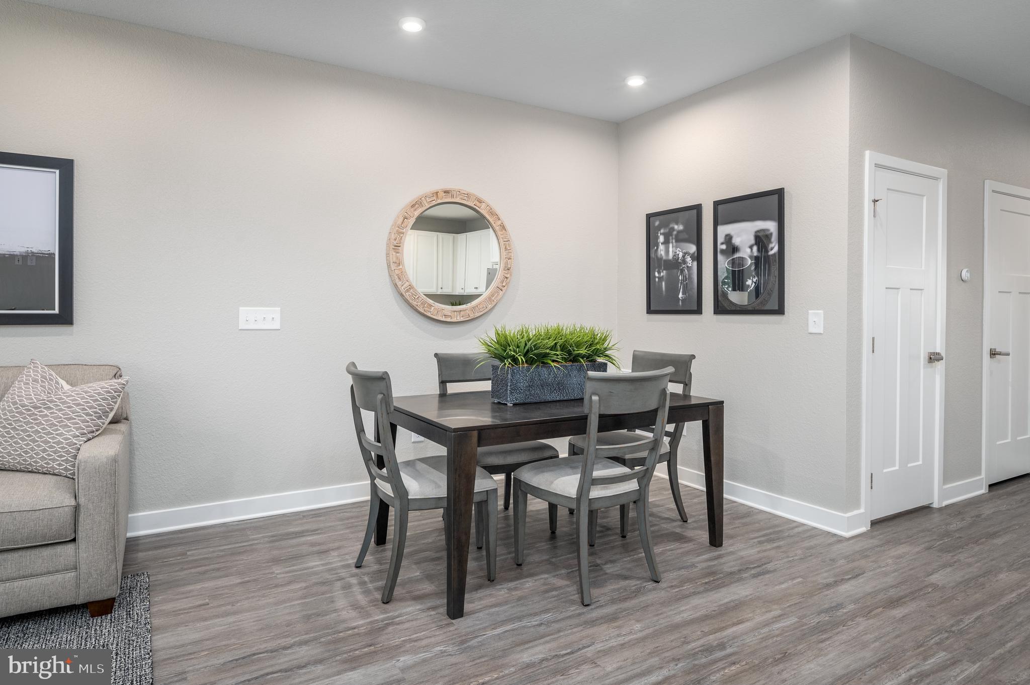 ROLLING HILLS - Residential