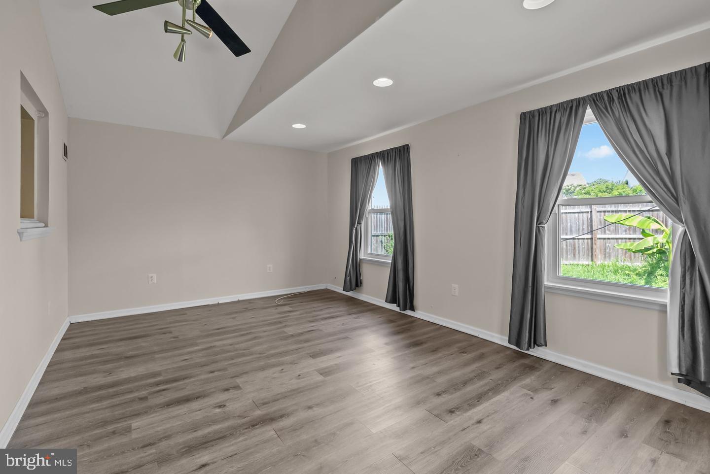 COUNTRY LANE - Residential