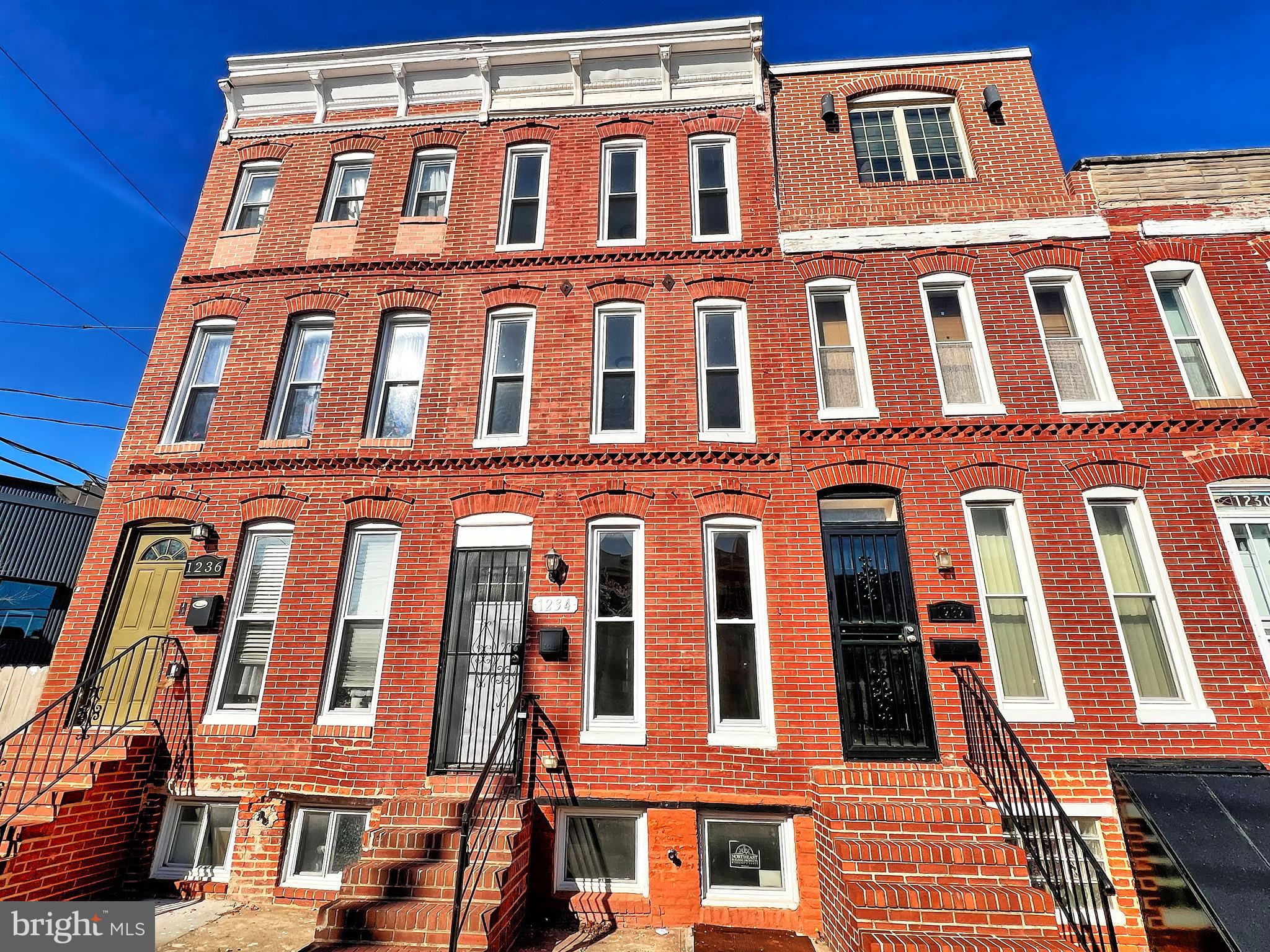 Fully updated 3 bmr 2.5 baths home. Featuring open and bright floorplan. Gleaming, floors throughought. Updated kitchen w/ SS appliances. Specious bedrooms. Great for a home owner or a savvy investor.
MUST SEE!