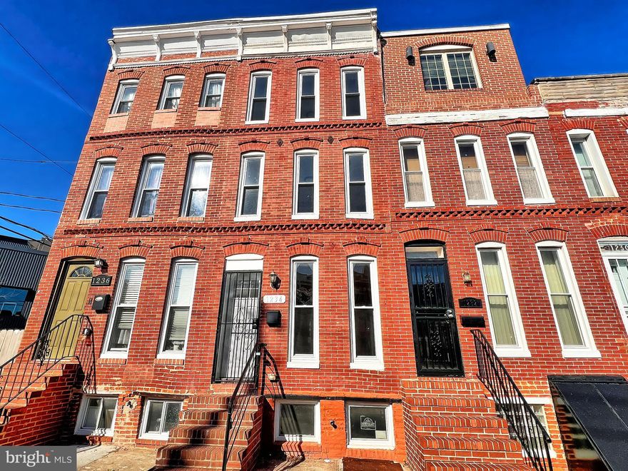 Fully updated 3 bmr 2.5 baths home. Featuring open and bright floorplan. Gleaming, floors throughought. Updated kitchen w/ SS appliances. Specious bedrooms. Great for a home owner or a savvy investor.
MUST SEE!