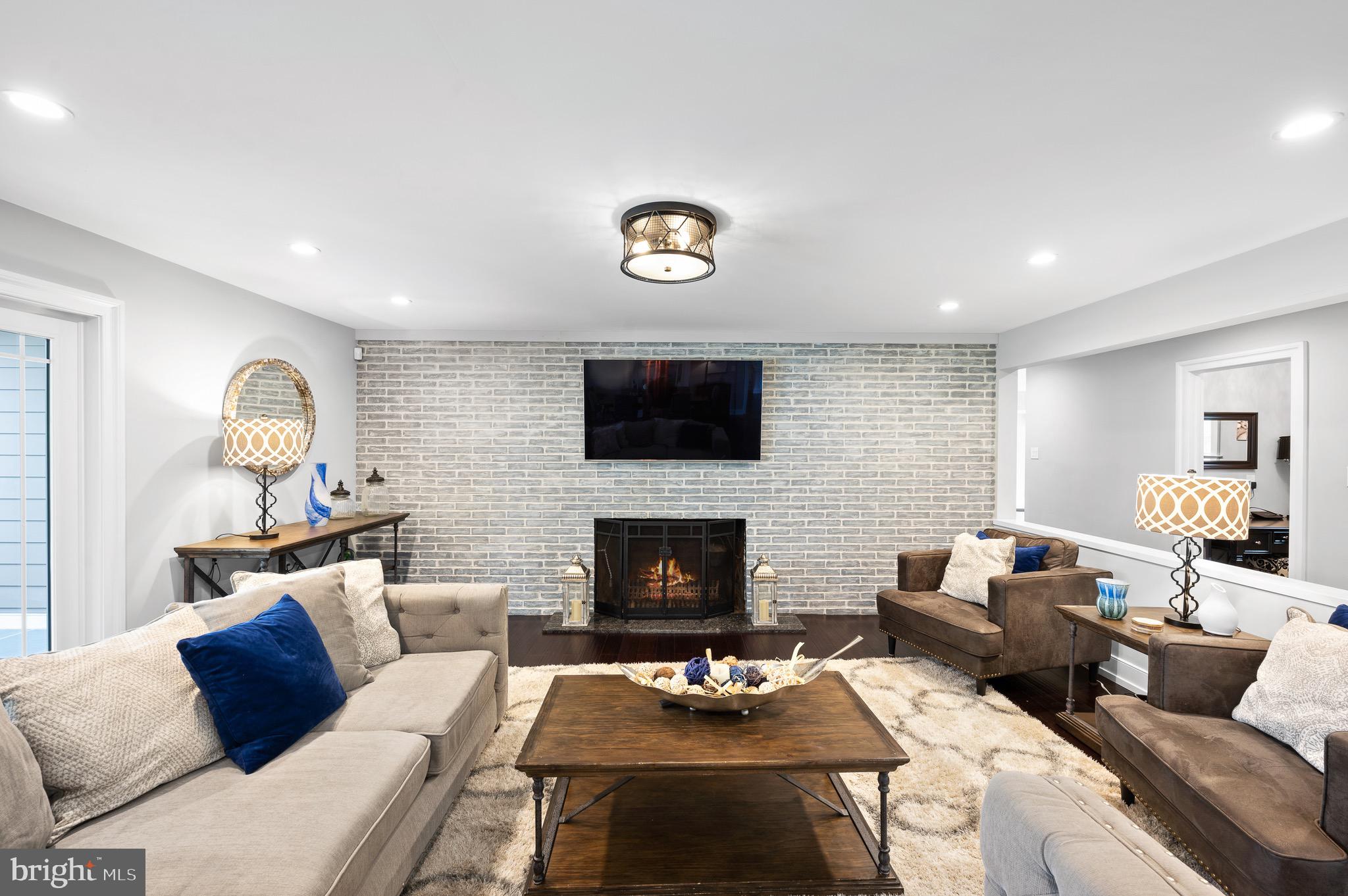 RADNOR HUNT - Residential