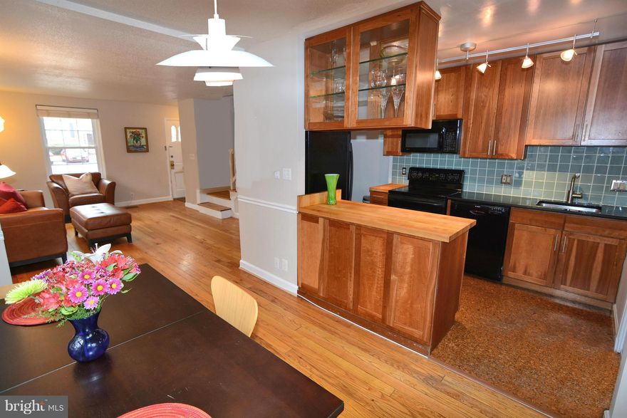 STUNNING TURN-KEY END UNIT HOME w/ QUALITY LUXURY RENOVATIONS. OPEN GOURMET KITCHEN w/ CUSTOM CABINETS, GRANITE/BUTCHER BLK COUNTERS, CORK FLR & MODERN APPLIANCES. LARGE ALL DRYWALL REC ROOM w/GORGEOUS CUSTOM BUIT IN w/GRANITE TOP & WINE FRIDGE. BAMBOO WOOD CEILING w/RECESSED LIGHTING. DEN USED AS 3RD BR W/INCREDIBLE FULL "EN SUITE" BA. ENTIRE HOME JUST PAINTED IN MODERN COLORS. LARGE PATIO!