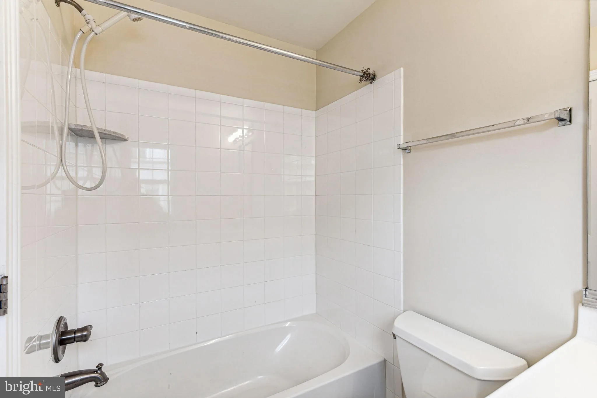 Philadelphia, Pennsylvania 19146, United States, 3 Bedrooms Bedrooms, ,3 BathroomsBathrooms,Residential,Pending,128035