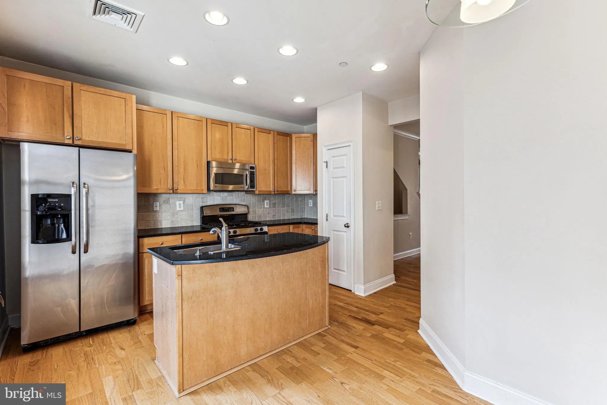 Philadelphia, Pennsylvania 19146, United States, 3 Bedrooms Bedrooms, ,3 BathroomsBathrooms,Residential,Pending,128035