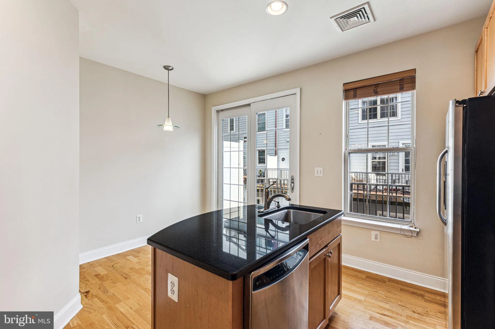 Philadelphia, Pennsylvania 19146, United States, 3 Bedrooms Bedrooms, ,3 BathroomsBathrooms,Residential,Pending,128035