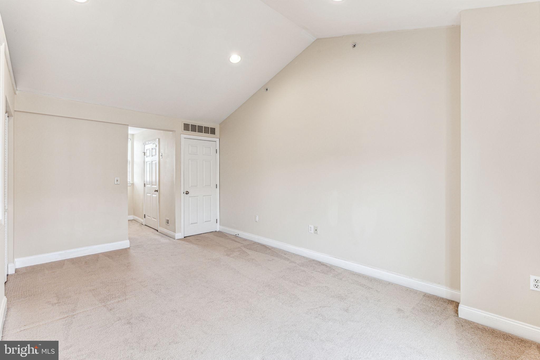 NAVAL SQUARE - Residential Lease