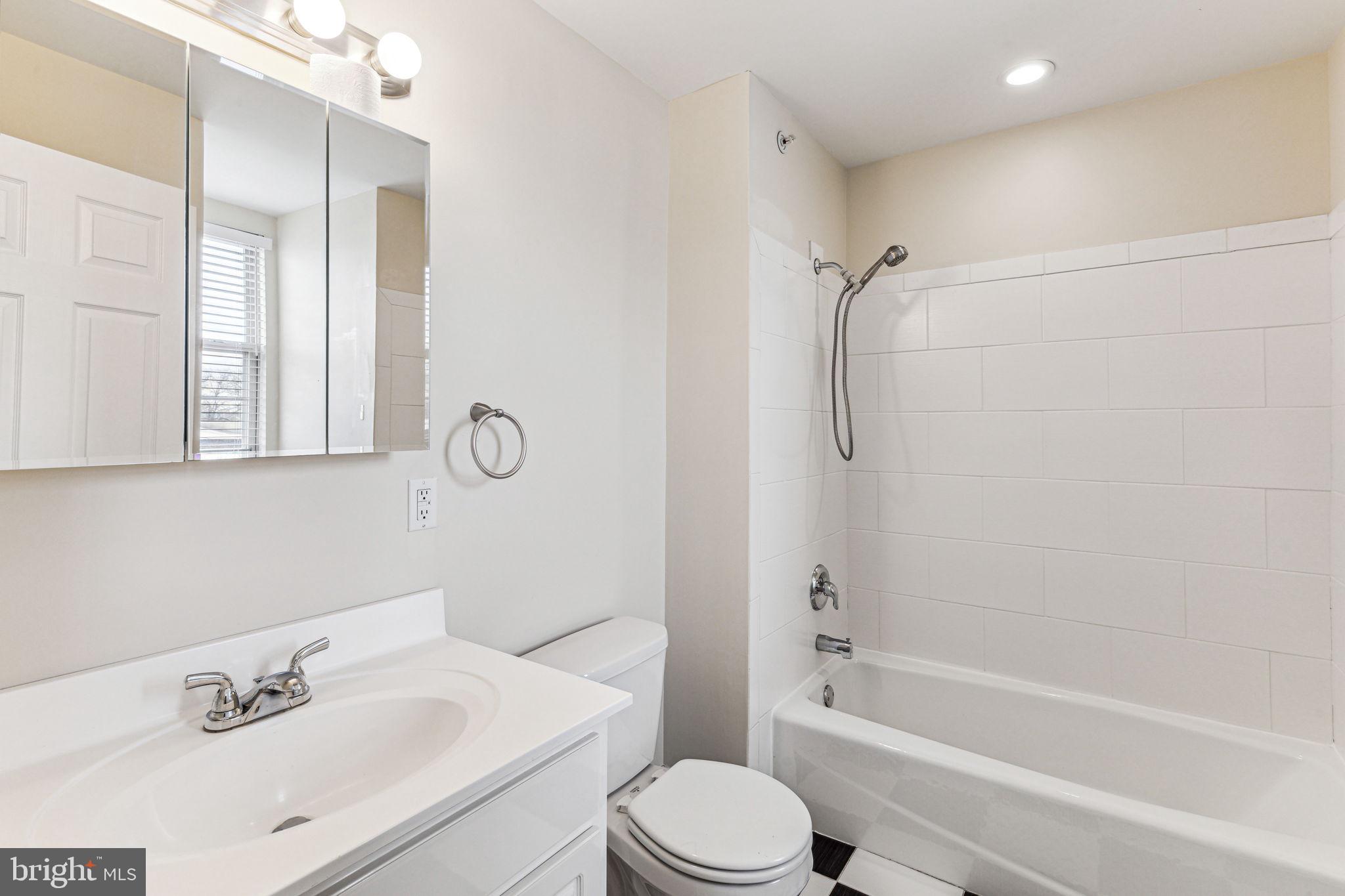 NAVAL SQUARE - Residential Lease