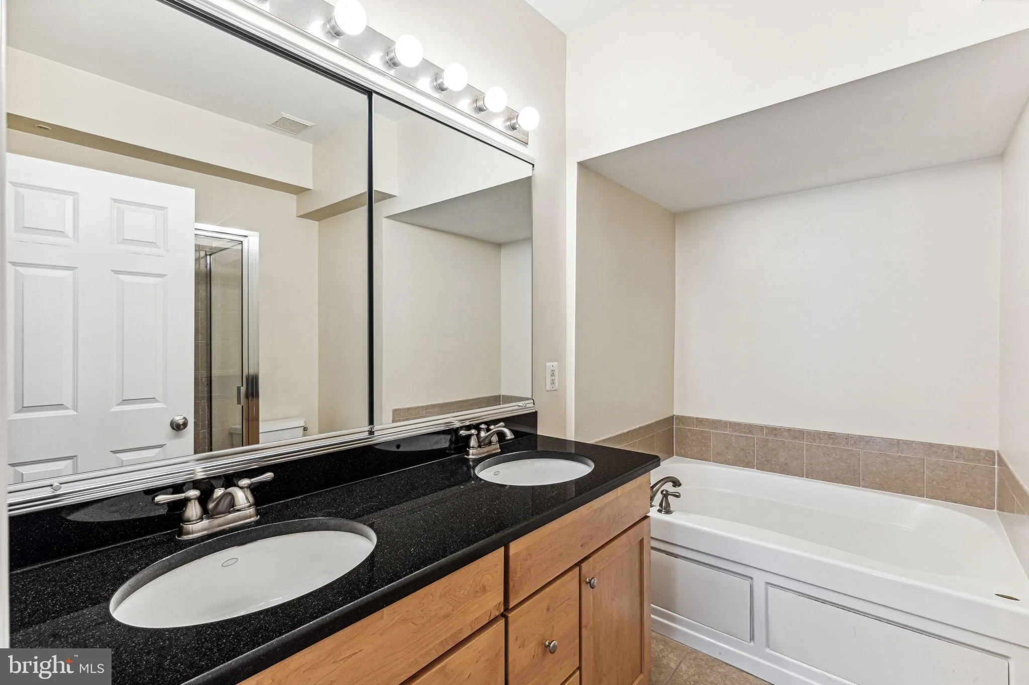 Philadelphia, Pennsylvania 19146, United States, 3 Bedrooms Bedrooms, ,3 BathroomsBathrooms,Residential,Pending,128035