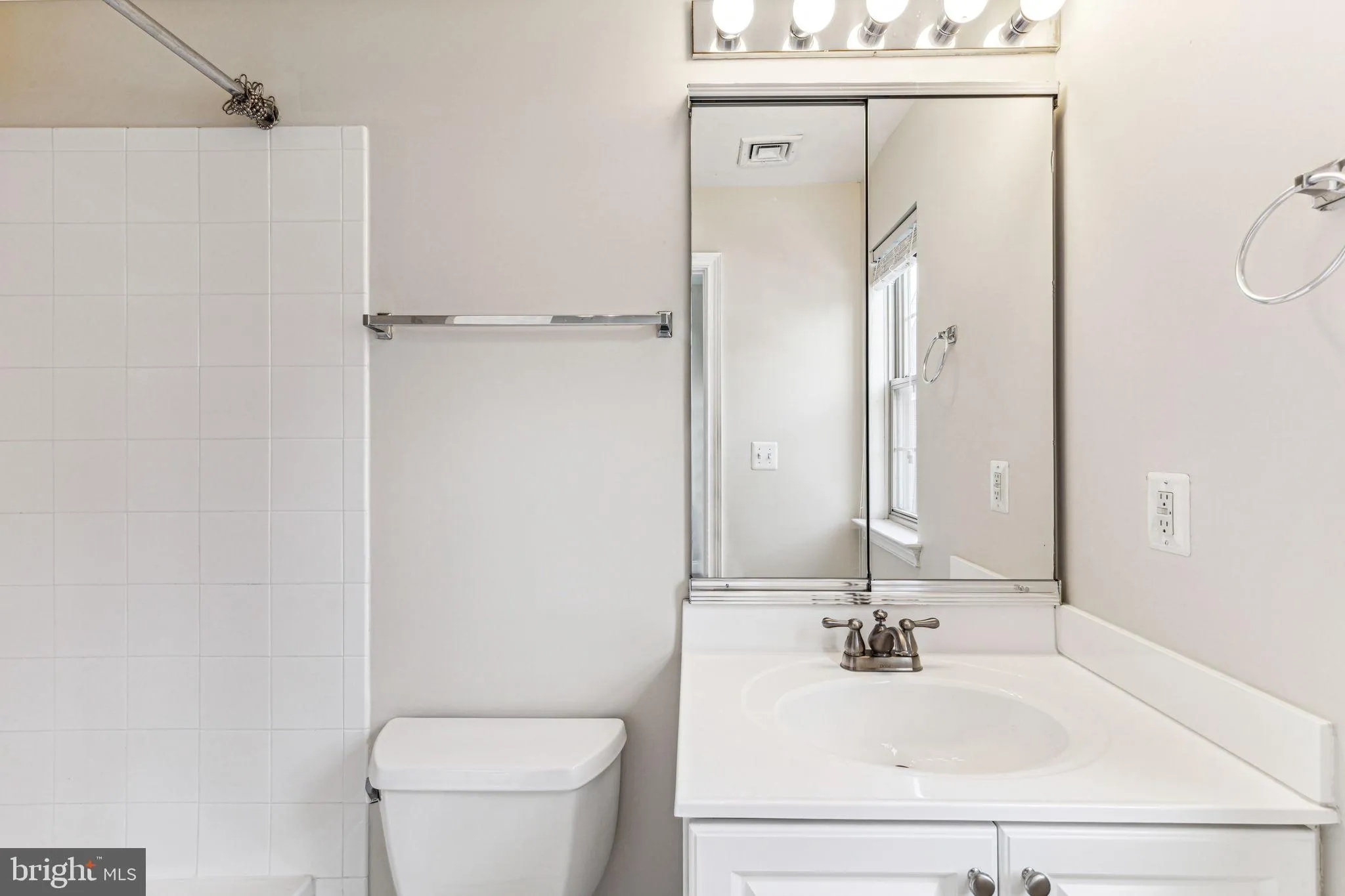 Philadelphia, Pennsylvania 19146, United States, 3 Bedrooms Bedrooms, ,3 BathroomsBathrooms,Residential,Pending,128035