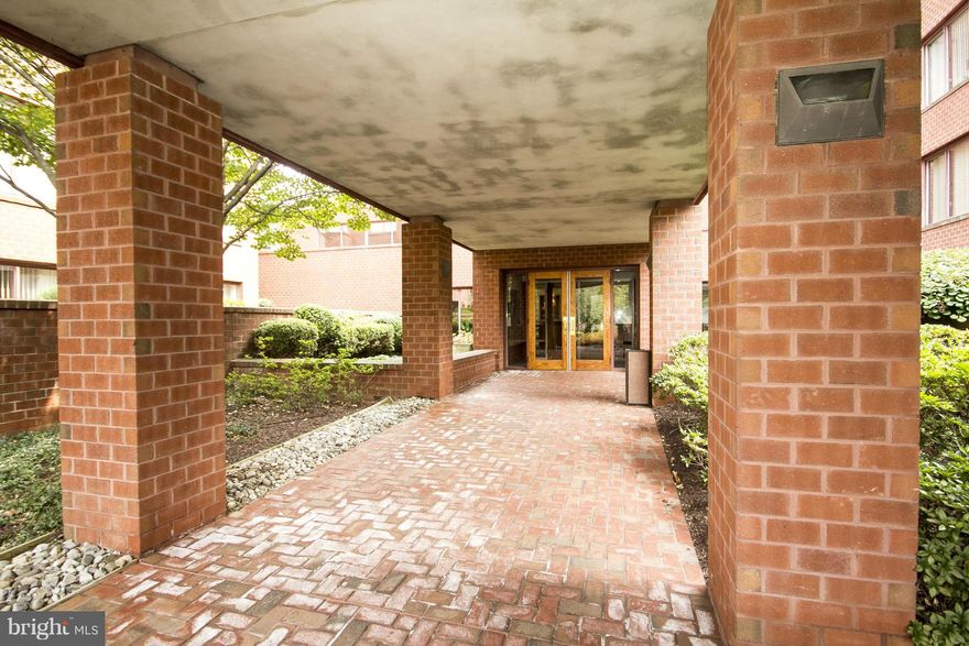 Wonderful  well maintained  large 2 bdrm  top floor  apt;   Eat in Kitchen - luxury master bath with separate tub and shower- Large open living room and dining room, - New heating and air conditioning  system - Enjoy all the amenities of condo living with doorman and garage   -(2nd bdrm modified to use as den - easy to convert back to bedroom )  HMS warranty