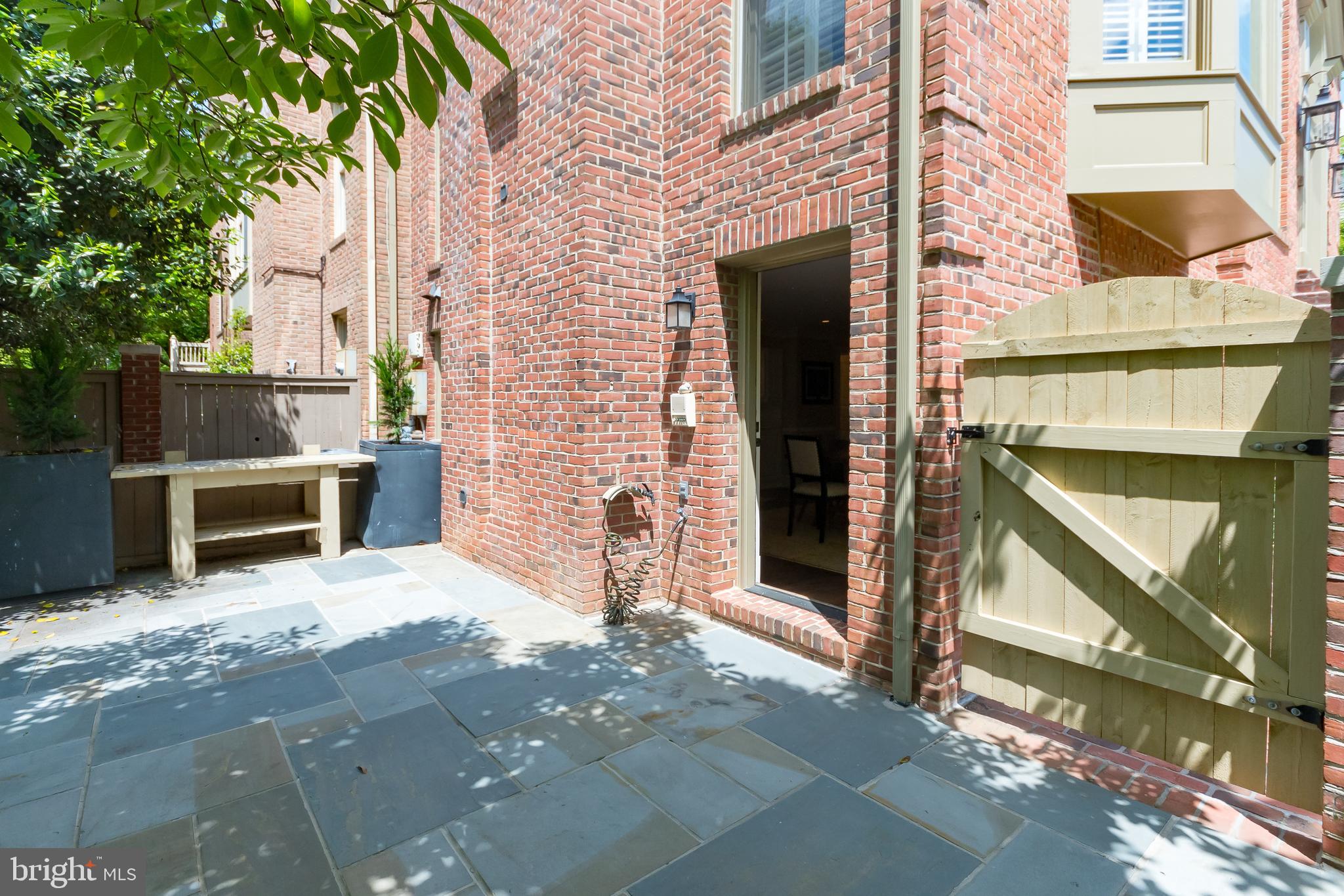 HAMPTONS OF MCLEAN - Residential