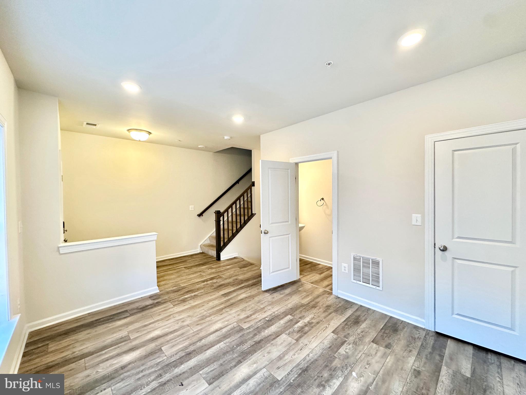 COLLEGE PARK - Residential Lease