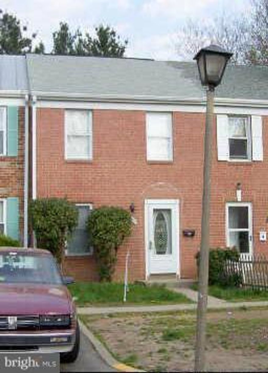 Just off Richmond Hwy; Quantico Base 2 miles;  95(1.5 miles), Express Lanes for DC & Alexandria.Nice fully Renovated two level house in Georgetown Village;  New paint, carpet, counter top, kitchen Appliances, Cabinets, Washer Dryer.  Ready to go.