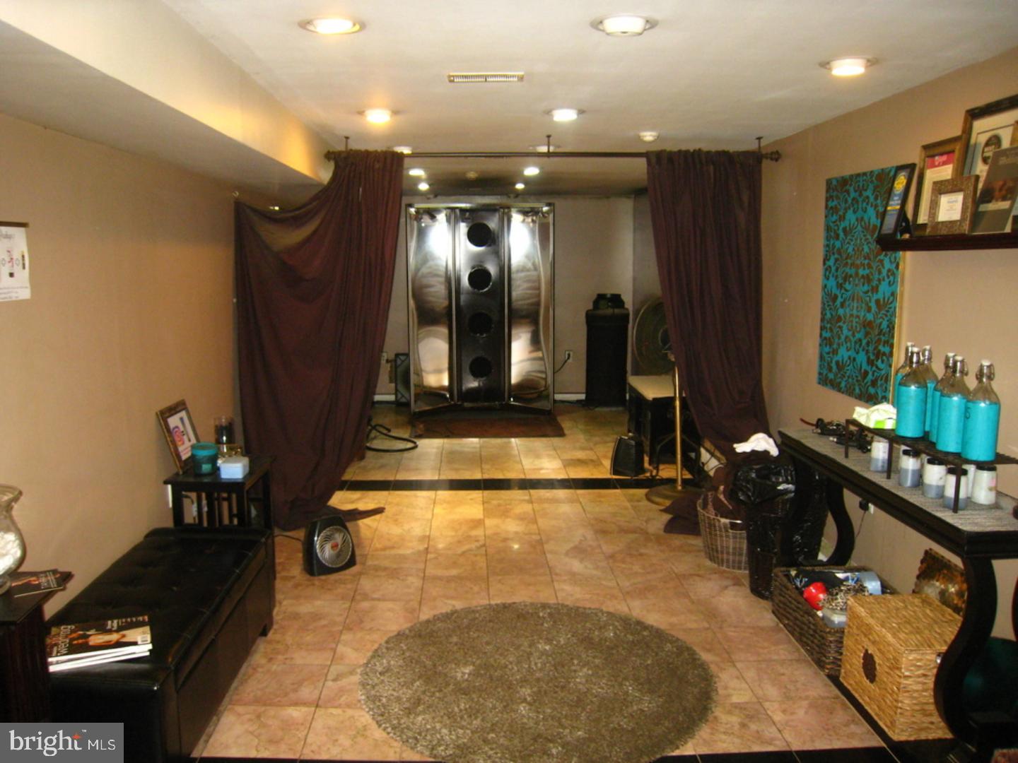 QUEEN VILLAGE - Commercial Sale