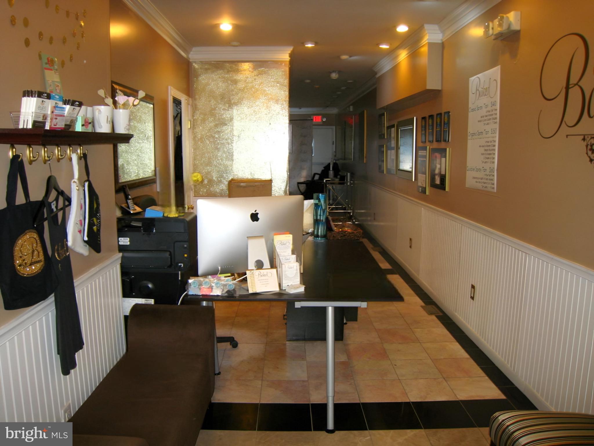 QUEEN VILLAGE - Commercial Sale