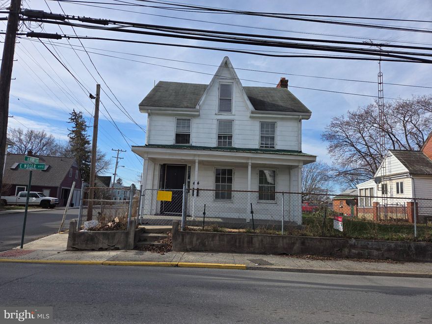 Located at 424 E Moler Ave, this 3-bedroom, 1.5-bath traditional home built in 1880 offers 1,904 sq ft of space full of potential. 
Exterior highlights include a fenced-in yard, driveway parking plus on-street parking, and two sheds providing additional storage or workspace. The 0.16-acre lot offers manageable upkeep while still giving usable outdoor space for tenants or future buyers.

An unfinished basement adds even more opportunity for storage or expansion. Conveniently situated with easy access to local amenities, shopping, and commuter routes, this location makes it especially appealing for renters.

Whether you’re looking to renovate and hold, add to your rental portfolio, or take on your next flip, this property presents strong upside potential.