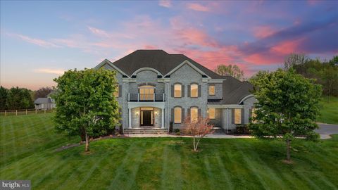 Photo of 16064 Waterford Creek Circle, HAMILTON, VA 20158 (MLS # VALO2123966)